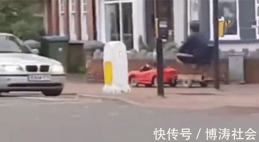 表情|萌娃开车带爸爸“兜风”火了,爸爸一脸享受的表情,网友:娃太难