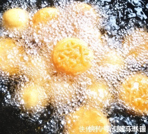 做南瓜饼时，只加糯米粉可不行，少了“1种”，口感不好且难吃