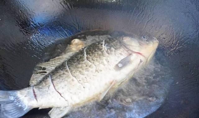 白费劲|煎鱼时,不要放油后就着急下锅多加“这一步”,不破皮,不粘锅