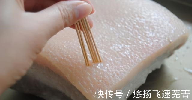 猪肉|最近爆火的脆皮烤五花肉，在家没有烤箱也能做，简单又美味！