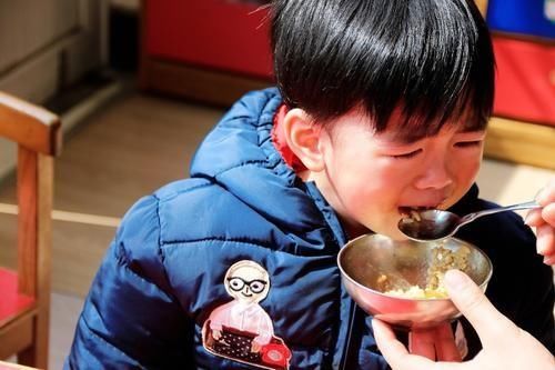 宝宝|“三不两要”让宝宝自主进食，培养孩子独立人格，先把勺子还给他