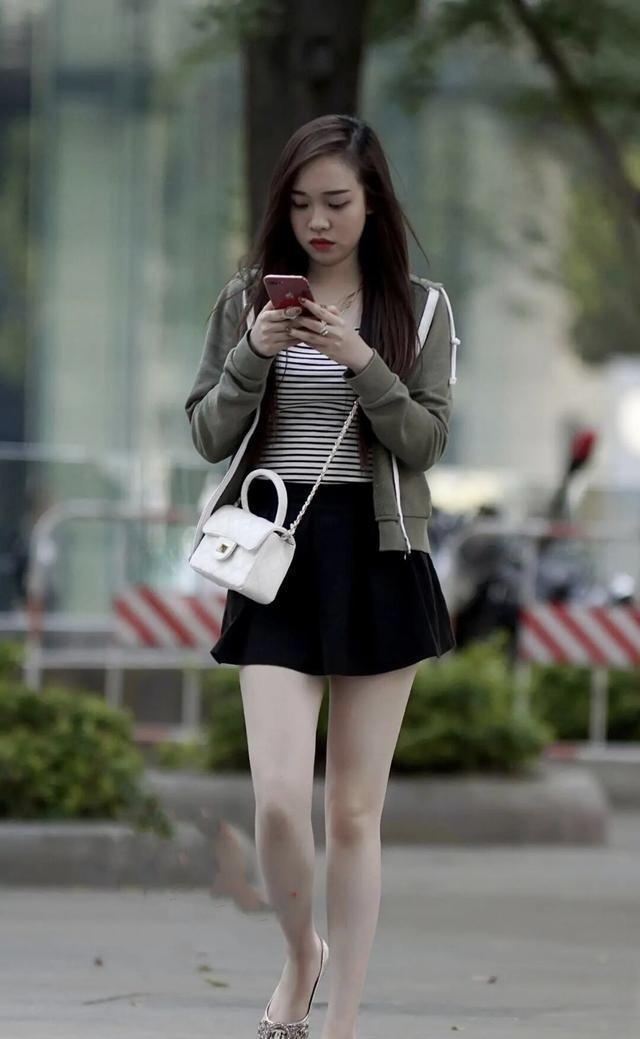 短裙 高跟鞋“失宠”了,穿短裙要这么搭鞋子,舒适与气质都有了!