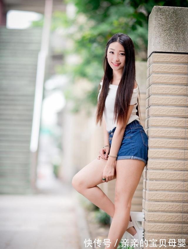 小姐姐 暑假即将来临,这位小姐姐的出游穿搭很是休闲舒适