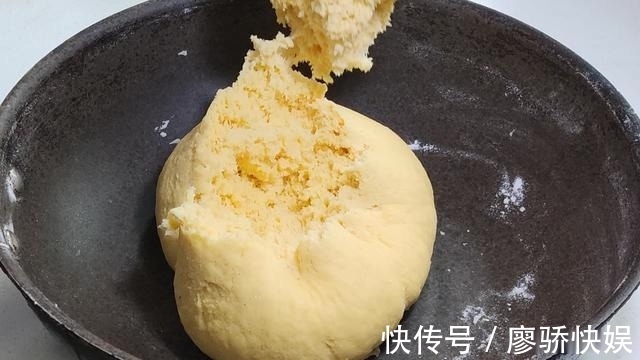 窝窝头|玉米面最好吃做法,开水锅里一倒,瞬间变美味,全家老小都爱吃