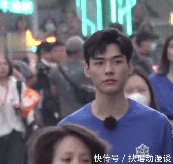 龚俊|龚俊节目生图曝光，路人镜头下又帅又酷，网友：有电竞男主的内味