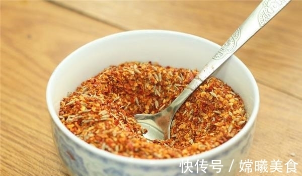 大厨|做辣椒油时，直接淋热油就错了！大厨教你正确做法，辣椒油香又亮