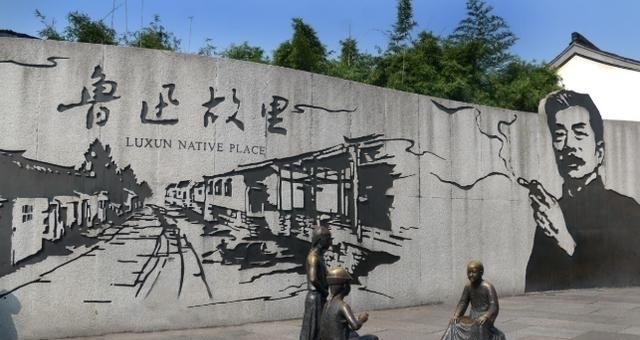 文人@郭沫若用四字骂鲁迅,鲁迅用五字回骂,世人笑称:这就是郭沫若了