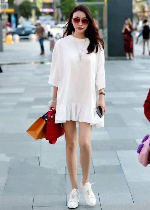 美女|街拍:一起逛街的小姐妹,笑得好甜,一身衣装蛮好看的