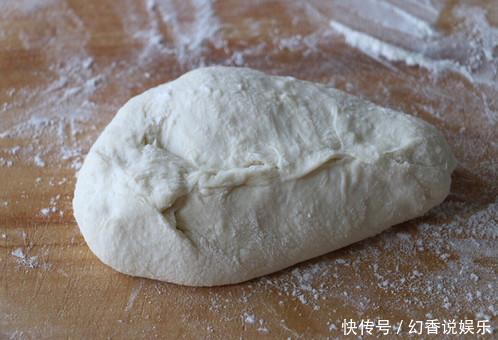在家烙饼的时候,记住这个小细节,烙出的饼外酥里嫩层次分明!