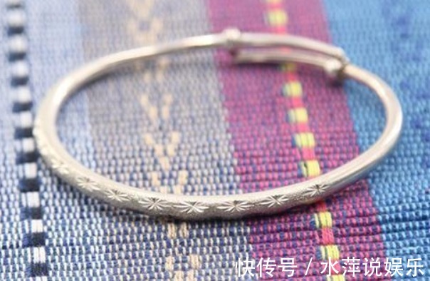 忌讳|左手戴玉,右手戴银手镯手串佩戴讲究风水,切记别乱带有忌讳!