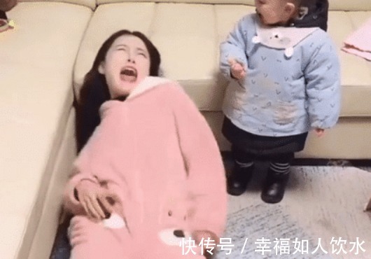 打滚|萌妈撒娇,宝宝乐坏了,这大概是穿尿不湿的“混得最惨”的一次