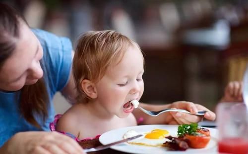孩子吃饭时的表现，展现出父母的家教，如何培养他们的餐桌礼仪