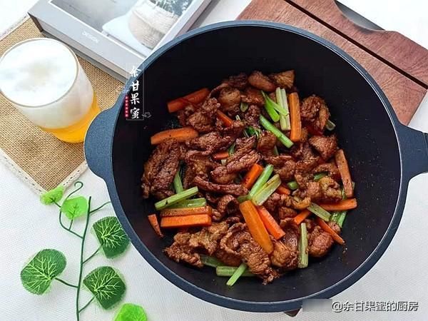 胡萝卜|见到这肉我就买，切片加香料腌一腌，入锅不用加水，上桌就被夸