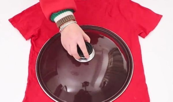 把锅盖放在旧衣服上，剪一剪，缝一缝，放在家里超实用！