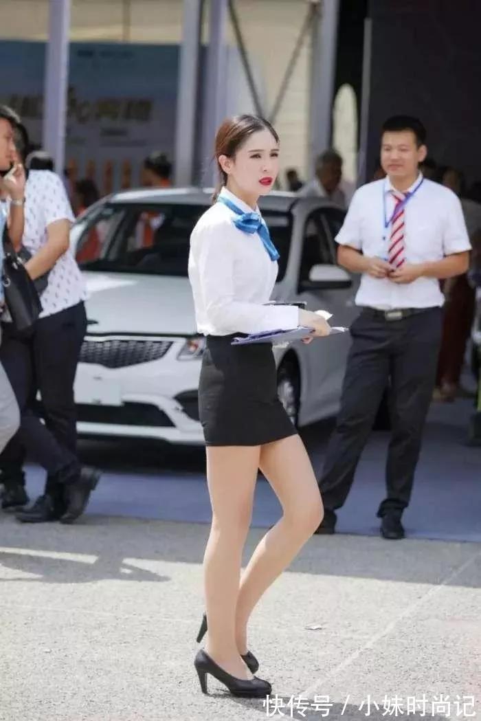 衬衫 时尚街拍:黑色包臀裙+白衬衫,职场范儿十足