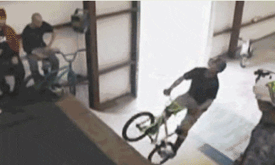 |搞笑GIF:姑娘,你又调皮了,大庭广众下吐舌头可不好!