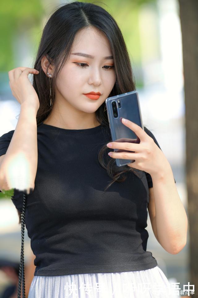 时尚穿搭黑色上衣搭配百褶裙+尖头鞋