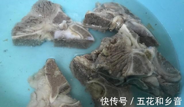 鲜美|想不想和我一起做白萝卜牛脊骨汤，不仅味道鲜美，更是营养丰富！