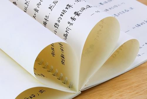 “奶酪字体”和“鲸落体”对比，同为学霸字体，但差距显而易见