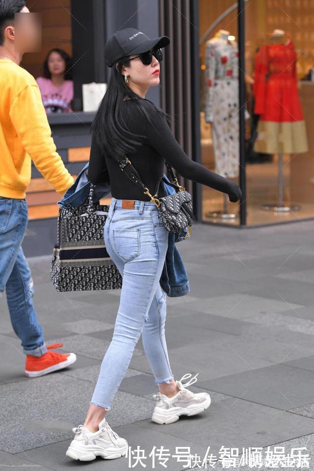 百搭类 选择牛仔裤,让你轻松应对换季穿搭,打造出休闲靓丽的造型