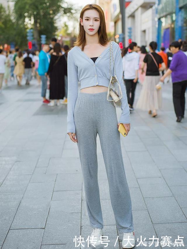 露脚踝|秋天运动鞋要怎么搭配街头女生都这样穿,显高又时髦