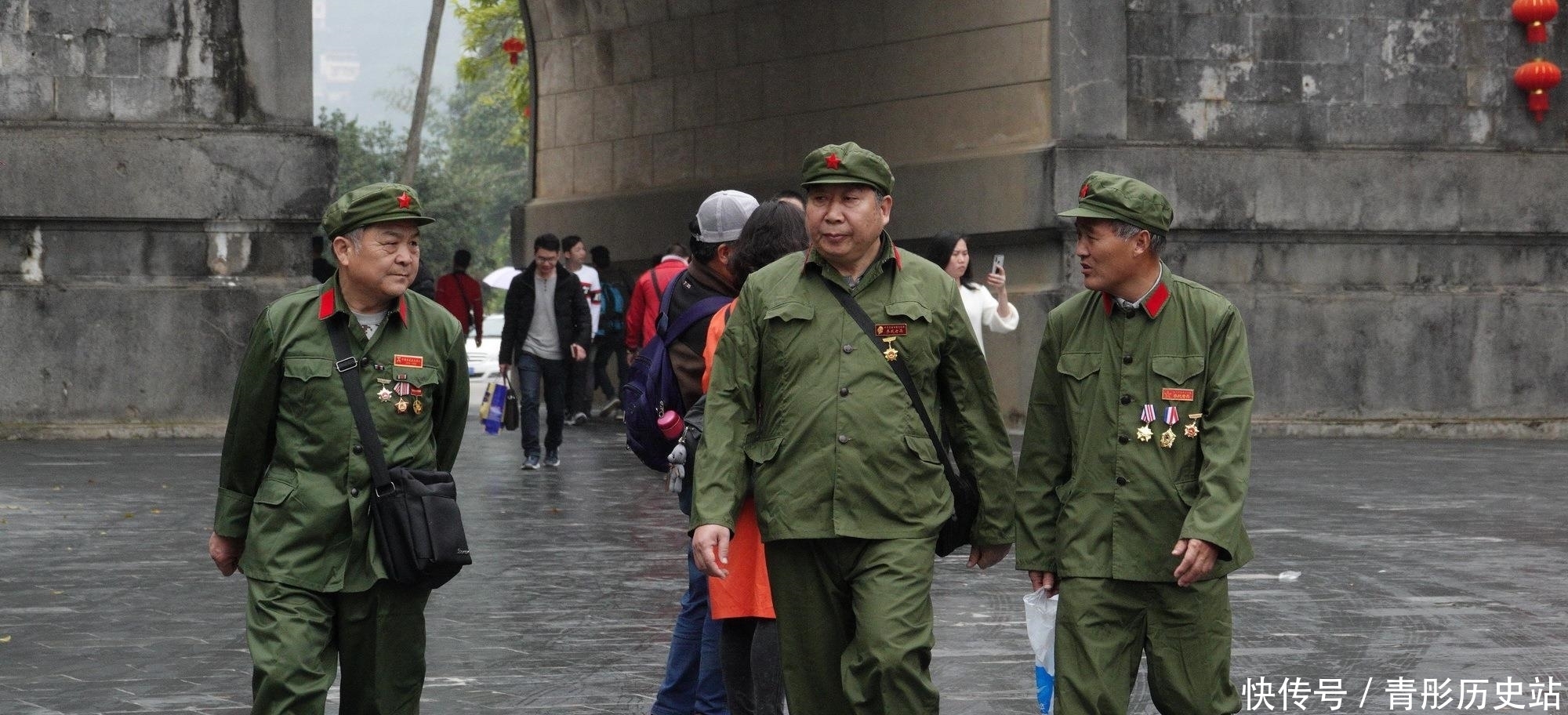 自卫|对越自卫反击战纪念图集：参战老兵重回友谊关，忆往昔峥嵘岁月