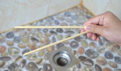 下水道|卫生间里放2根筷子,这个用途太聪明了,一年省下不少钱,学学吧