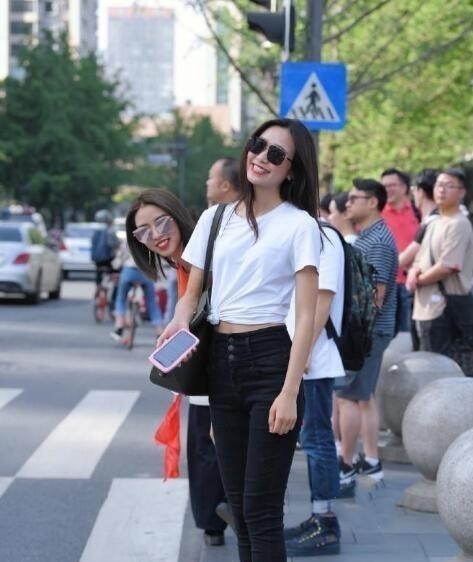 休闲 修身牛仔裤加上小白衣,轻松搭配出休闲个性的美