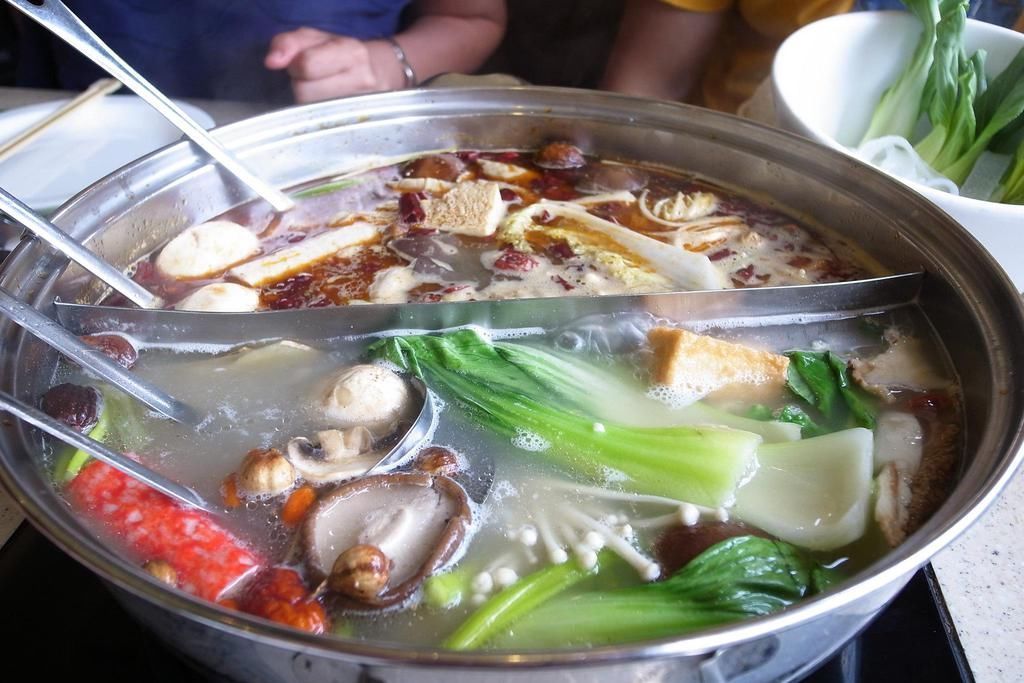 火锅风靡中国,外国游客来了也“上瘾”,在美国为什么流行不起来