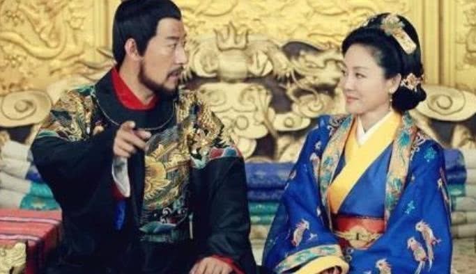 朱元璋|朱元璋深夜仍在批奏折,宫女进来送了热粥,为何因此丧命