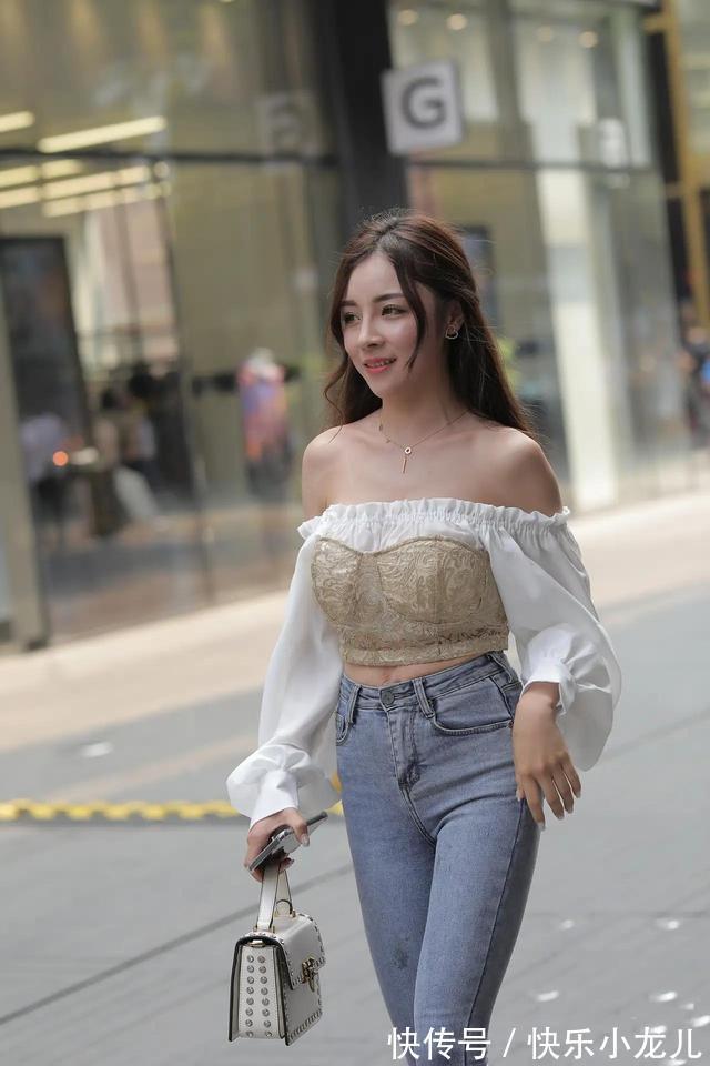 小姐姐 飘逸的刺绣抹胸吊带服，高腰束身的牛仔热裤，看上去时尚又大方