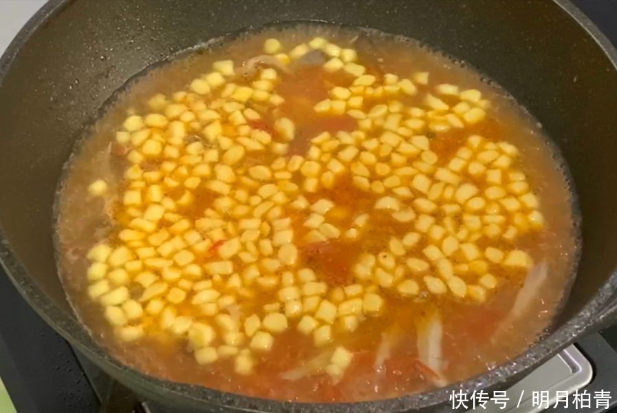 做疙瘩汤时,别用筷子搅了,学会1个技巧,个个圆溜溜,太好喝了