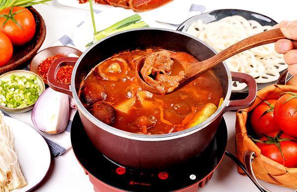 服务员问|吃火锅时,服务员总是问你“加不加汤”,其实是在暗示你,别不懂