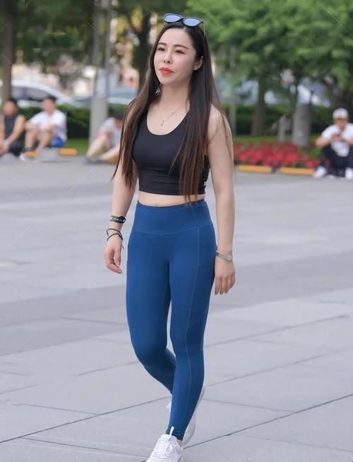 搭配 瑜伽裤支持百变风格，自然不突兀，彰显清爽又个性魅力!