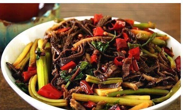 香辣毛肚，土豆排骨汤，芹菜炒香干，青椒炒平菇的做法