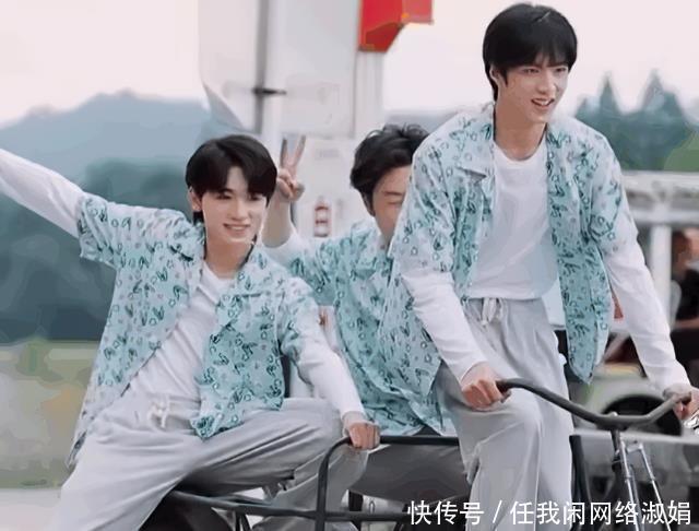 小宋 宋亚轩悄悄拔阿姨的葱,刘耀文立马告状,说的话让小宋不敢吃葱