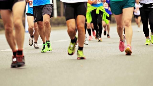 跑鞋|跑鞋真的能提高跑步成绩吗?事实证明,大部分鞋子不具备这个功能