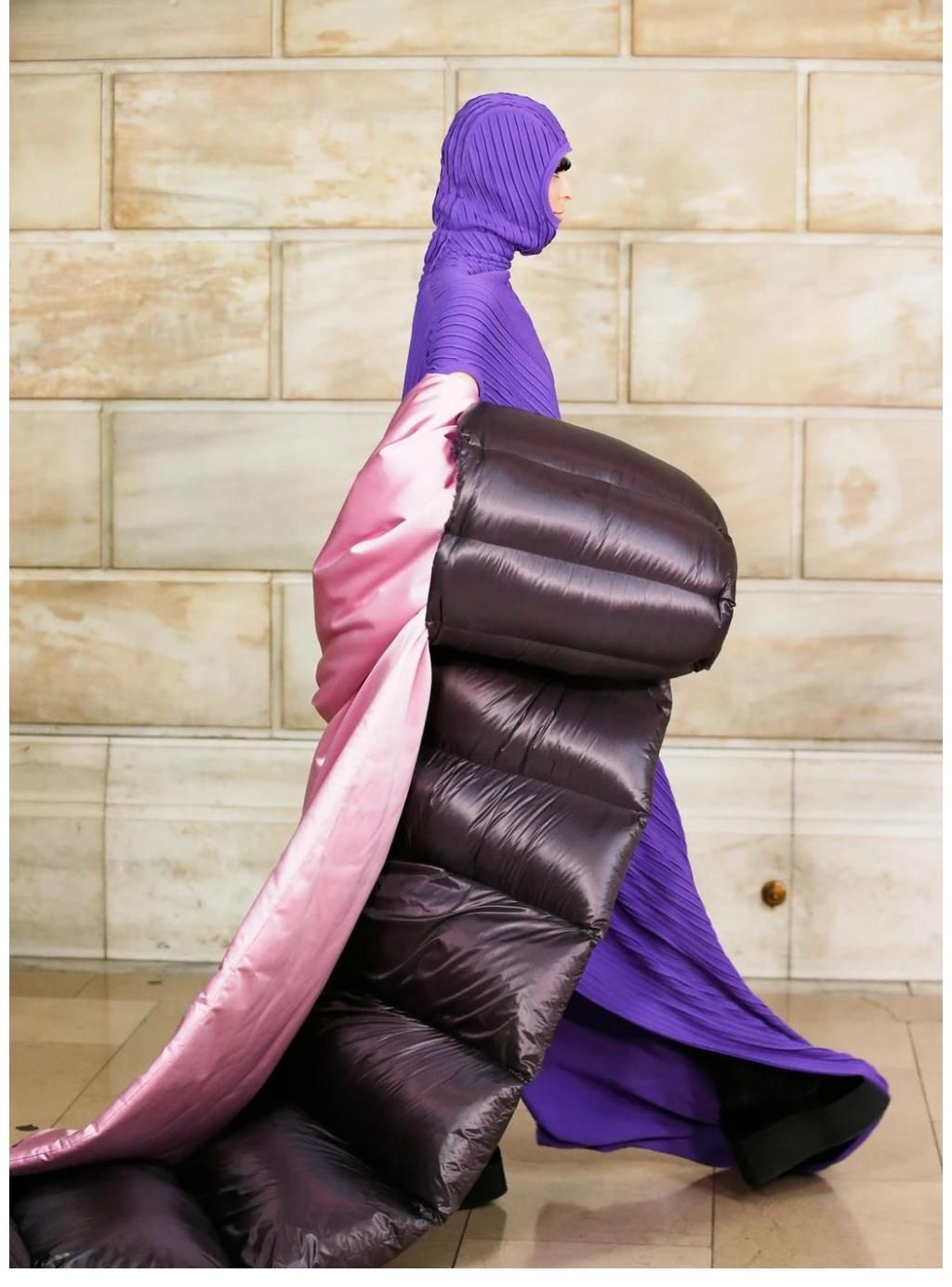 快节奏|快看！那个人好怪哦！没有啊，我觉得蛮有个性的啊！哈哈