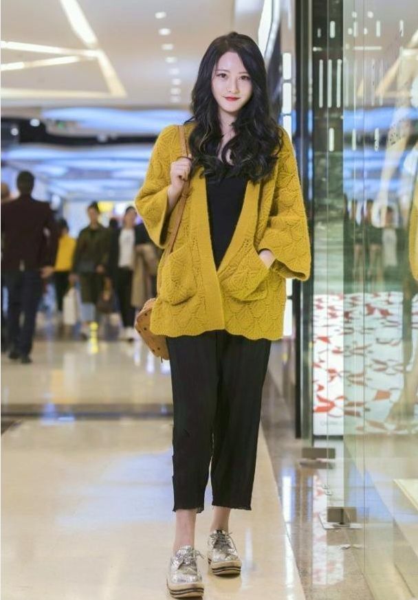 短裤|长发披肩的小姐姐,身穿背心配短裤,凸显青春靓丽气息