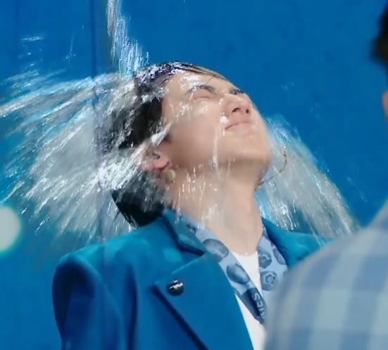 明星淋水暴露真实状态，蔡徐坤没变化，宋亚轩这肤色认真的？