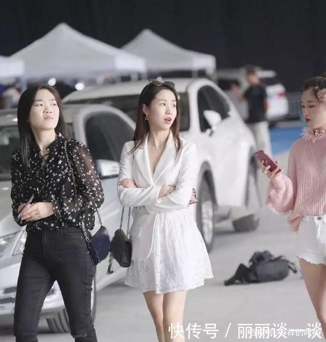 西装|街拍半身西装半身裙,美女这件衣服有点独特!让人移不开眼