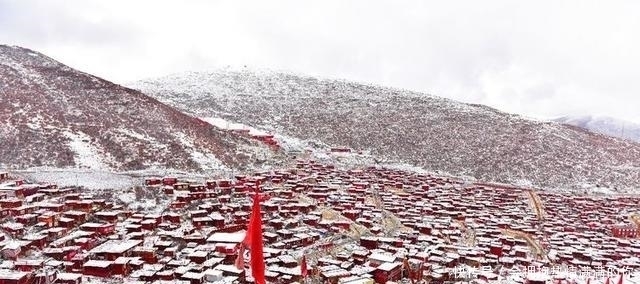 世界上最大的佛学院，隐藏在雪域高原的崇山峻岭中，令人震撼