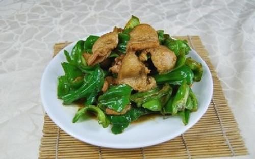 ?青椒炒肉什么时候炒青椒？大厨的炒法，青椒青翠入味，肉质鲜嫩