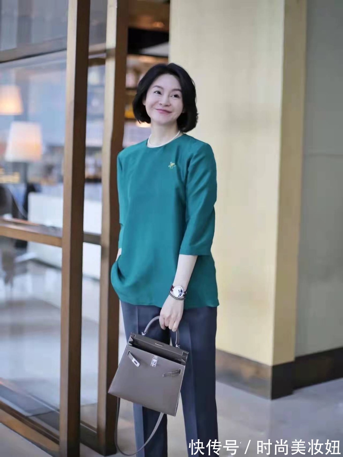 外套 50岁女人早春怎么穿?这位大姐的穿搭优雅大气,照着穿就行