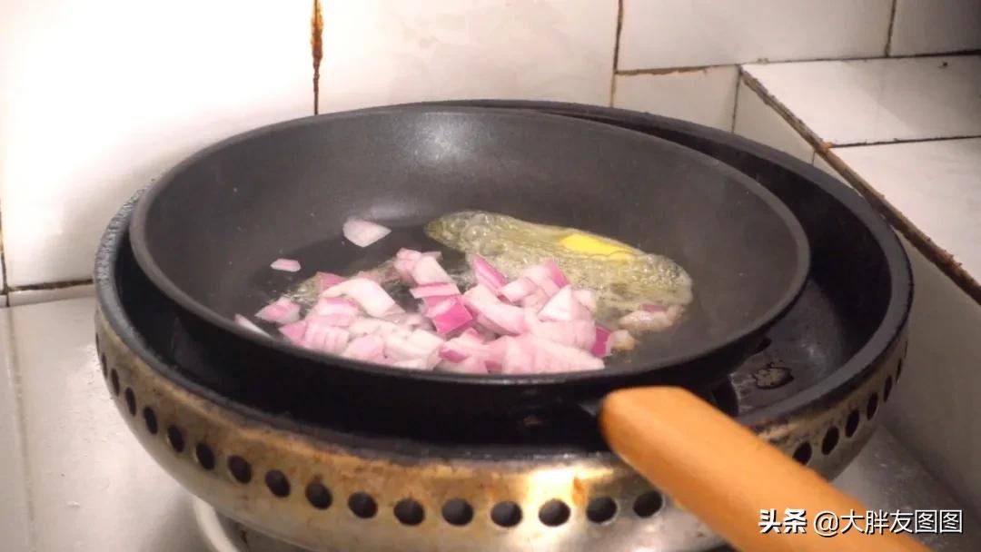 天冷了，煮个酥皮面包汤喝，喝完汤，吃浸满奶油汤汁的面包，满足