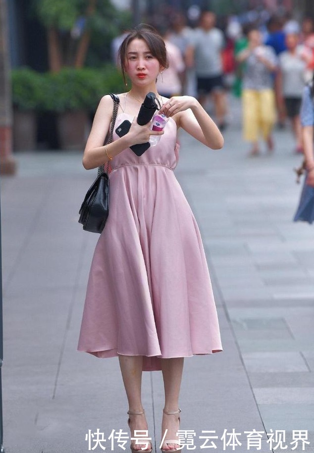 不喜欢裤子的束缚那就选择一条A字裙吧,可以让你摆脱庸俗感