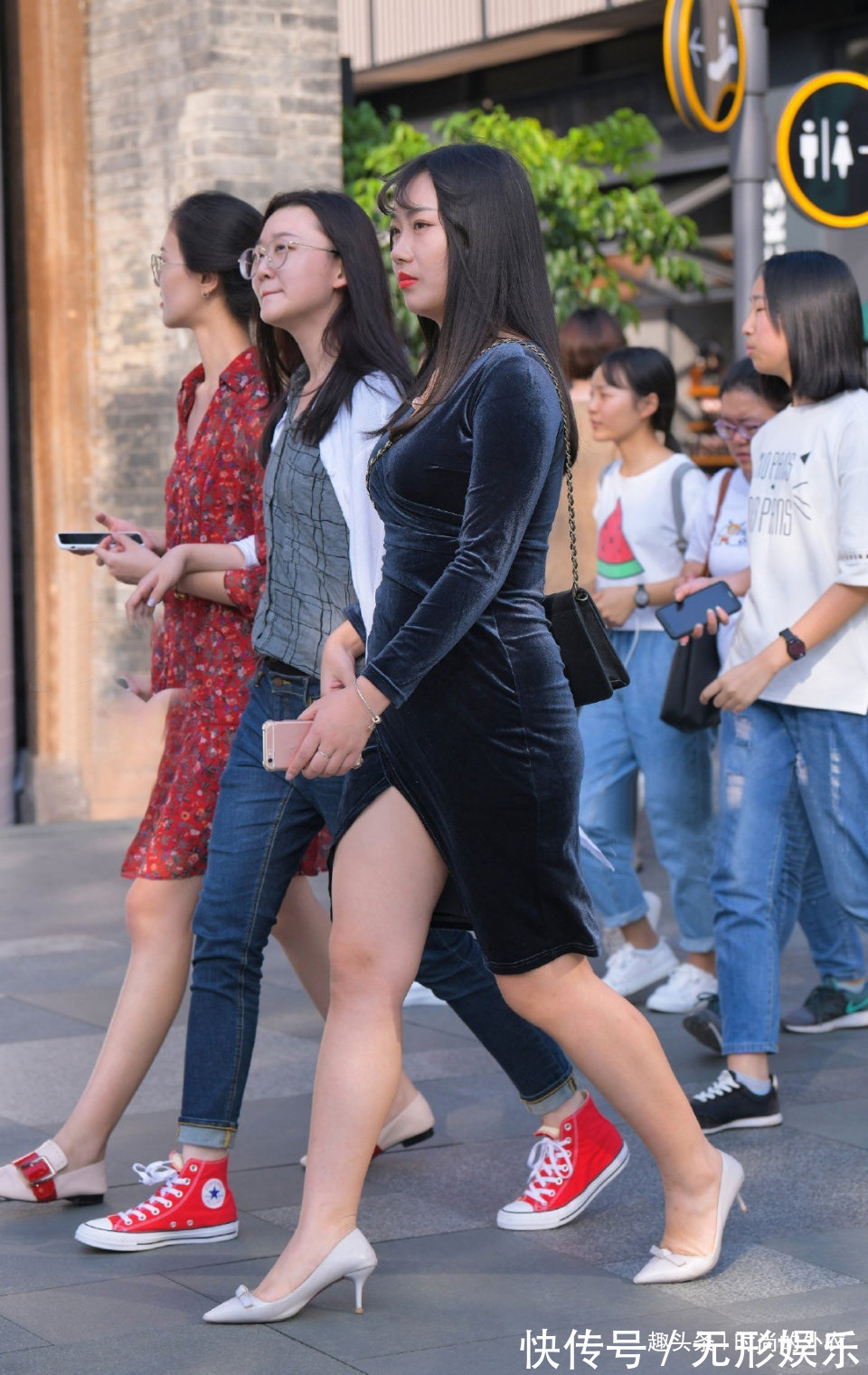 丝绒短裙 丝绒短裙清爽又高级,选择修身的款式,造型想不优雅出众都难