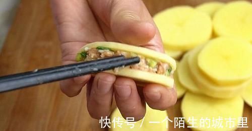 好吃|4个土豆1斤肉，教你最好吃的做法，酸甜开胃香而不腻，太好吃了