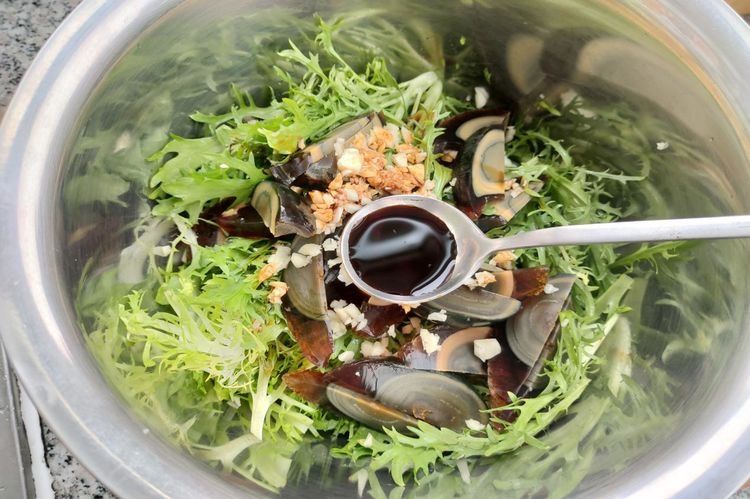 苦菊拌皮蛋，清爽解腻，下酒也下饭，做法简单味道佳