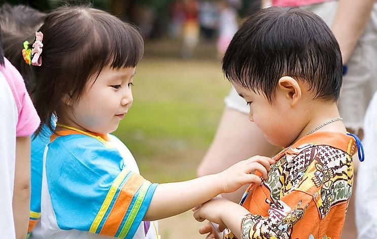 孩子|幼儿园俩孩子午睡前的“灵魂对话”：如何让孩子尽快适应幼儿园？